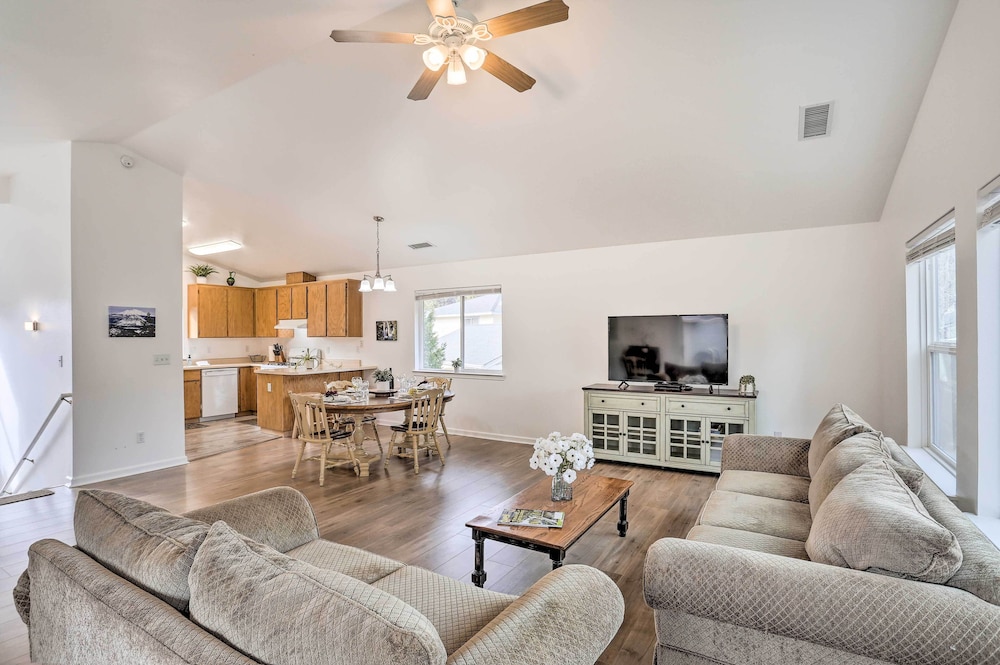 Mount Shasta Escape w Balcony Walk to Dtwn in Mount Shasta, United States