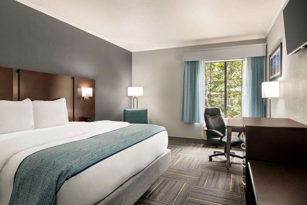 La Quinta Inn & Suites by Wyndham Dublin - photo 16