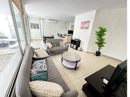 Modern City Center Apt with Pool