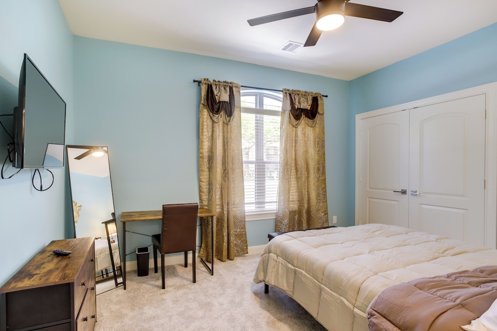 Chic Texas Abode with Patio and Fenced In Yard in Tomball, United States