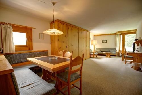 Chesa Munteratsch 2 Zimmmerwohnung 205 Typ E — 4-Star Luxury Hotel in Silvaplana, Switzerland