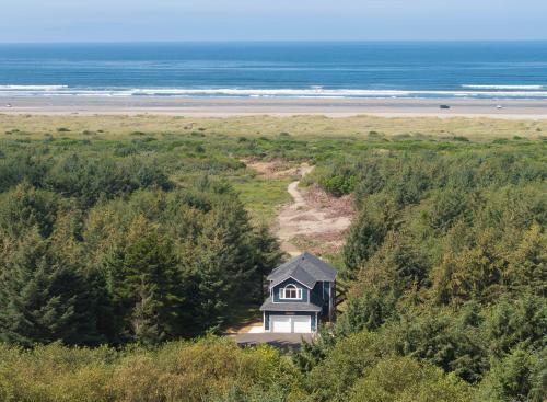 Ocean Front Walk to Beach Fenced Yard Vacation Beach House — 4-Star Luxury Hotel in Ocean Shores, United States