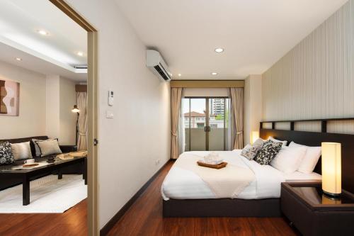 King Suite with Balcony and a full Kitchen near ThonglorBTS