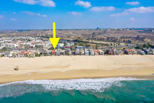 2 Bed Oceanfront with patio on the Sand in Quiet West Newport in Newport Beach, United States