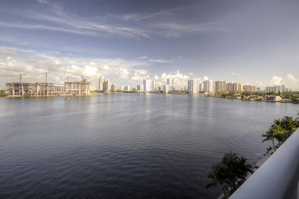 Le Marina Bay 802 Condo 5 People Sunny Isles — 4-Star Luxury Hotel in Sunny Isles Beach, United States