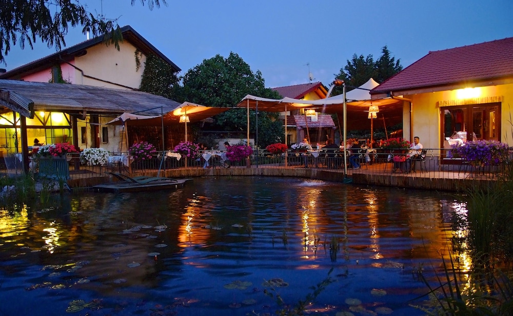 Agriturismo Cascina Madonnina — 4-Star Luxury Hotel in Pregnana Milanese, Italy