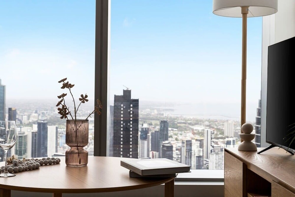 A Chic 2BR Apt with Panoramic Views FREE Parking — 4-Star Luxury Hotel in Melbourne, Australia
