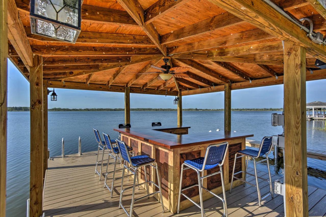 Waterfront Winter Haven Home with Dock And Hot Tub — 4-Star Luxury Hotel in Winter Haven, United States
