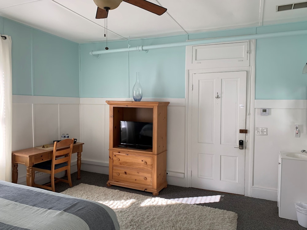 Woodbridge Inn & Tavern - photo 11