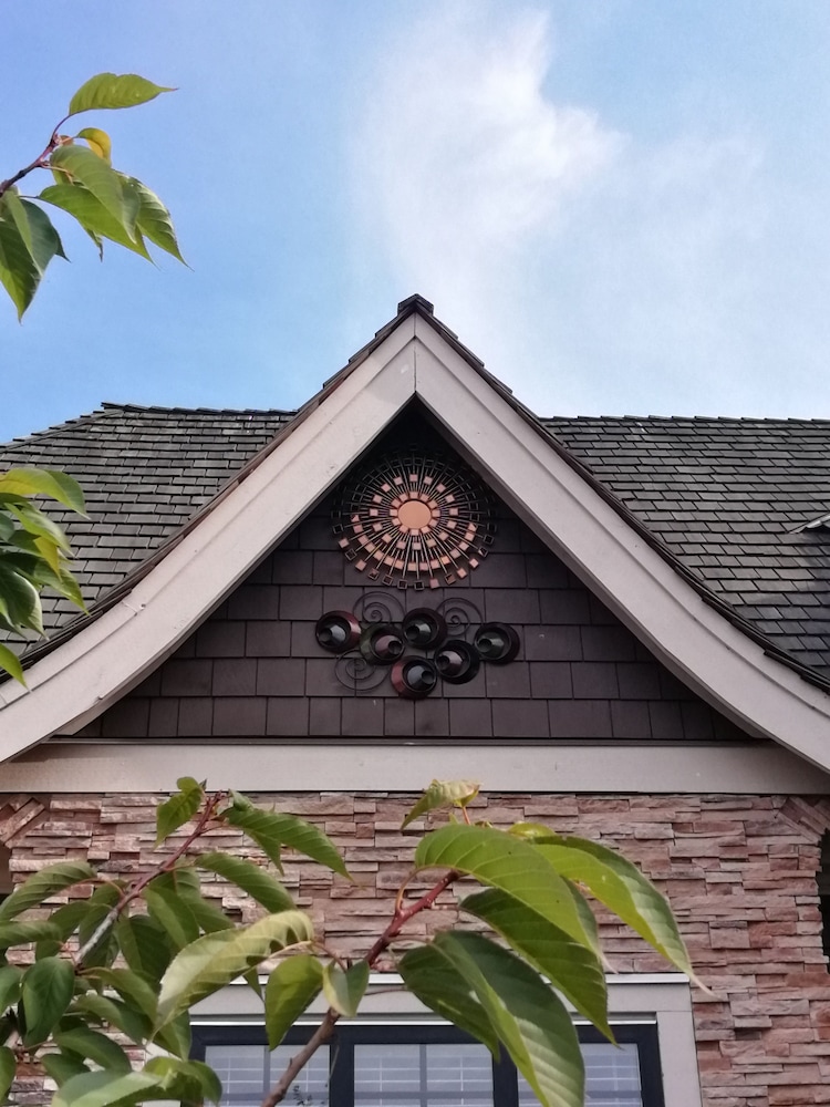 Sunny Island by White Rock B&B — 4-Star Luxury Hotel in Surrey, Canada