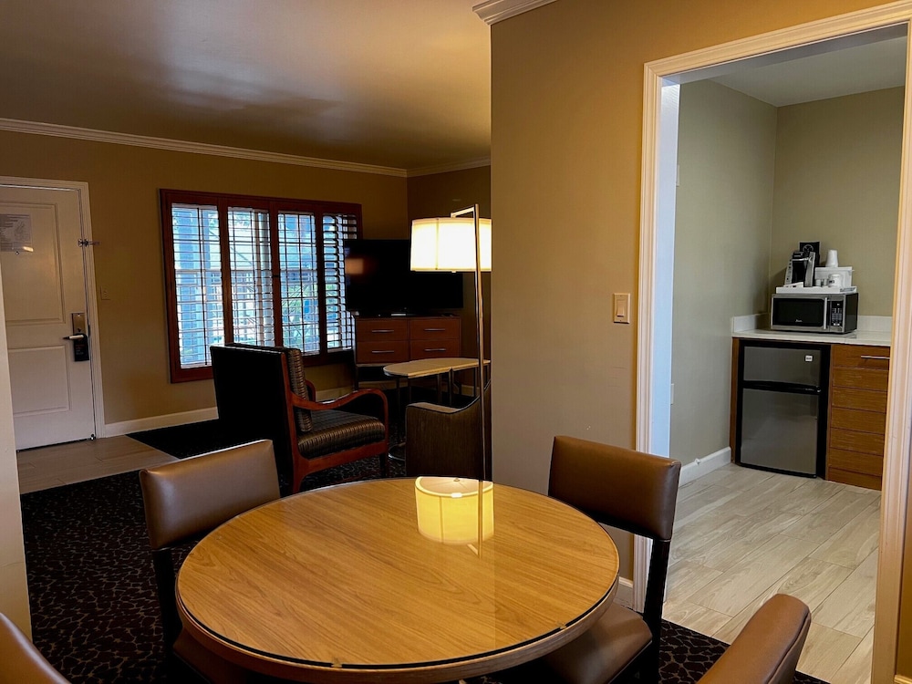 Holiday Inn Express & Suites La Jolla Windansea Beach by IHG - photo 17