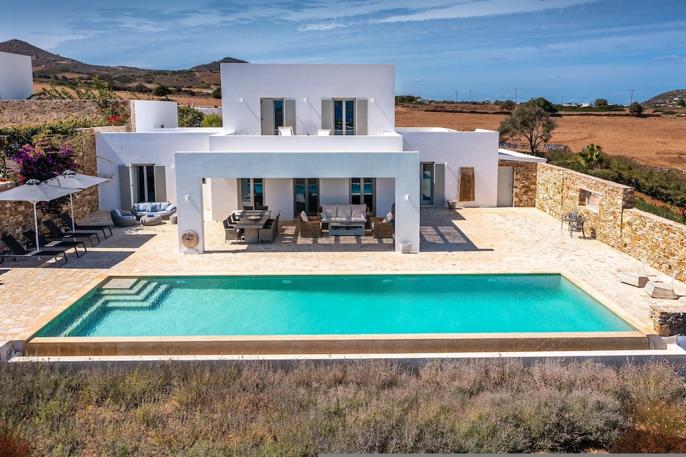 The Gallery Home Elegant Villa In Antiparos — 4-Star Luxury Hotel in Antiparos, Greece