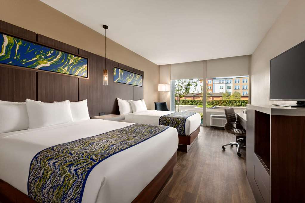 La Quinta Inn & Suites by Wyndham Orlando IDrive Theme Parks - photo 18