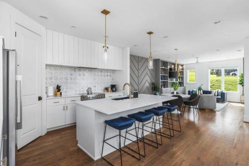 WALK to Belmont 12 South with Private Patio and Garage — 4-Star Luxury Hotel in Nashville, United States