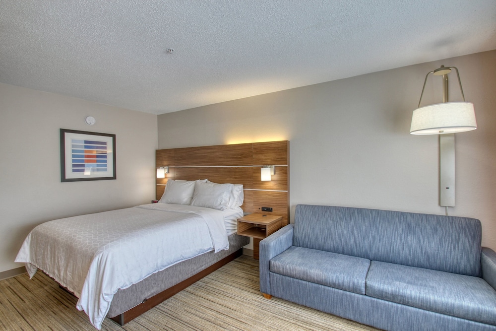 Holiday Inn Express Hotel & Suites Oshkosh by IHG - photo 42