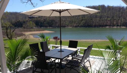 Lakehouse has Spectacular View plus Easy Access — 4-Star Luxury Hotel in Rogers, United States