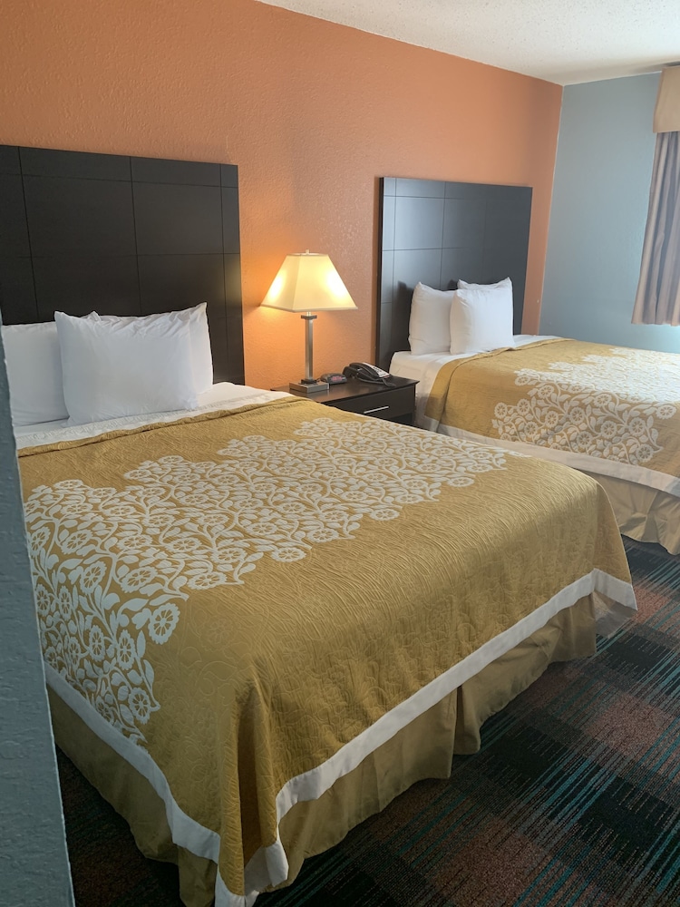 Days Inn by Wyndham Greenwood SC - photo 4