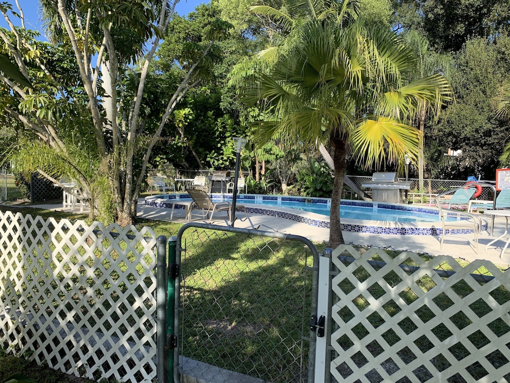 Conty's Motel - photo 40