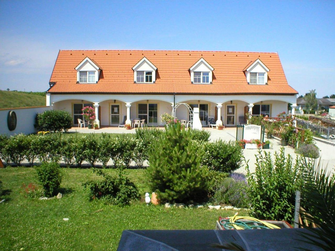 Appartementhaus Martina Schneeberger — Moerbisch Am See