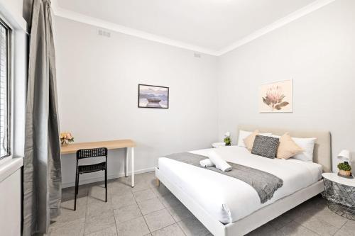 Rustic Queen Room Conveniently Located Shared Bathroom - carbon neutral hotel in Sydney