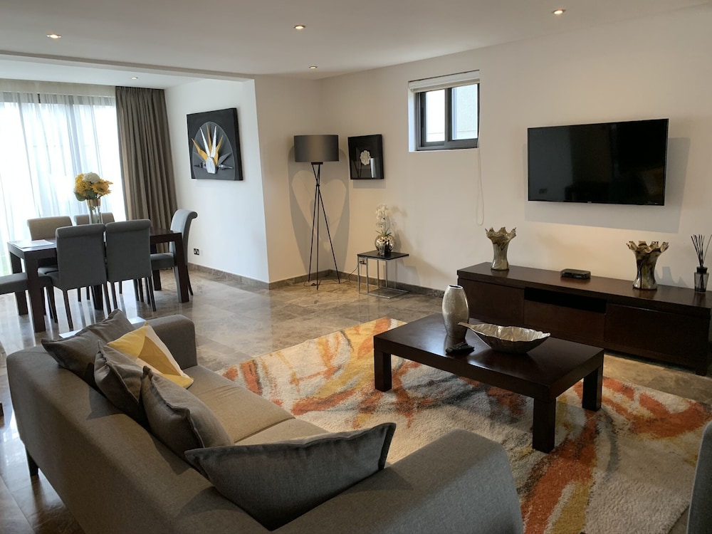 Euneva Court Townhouses Bentley Place — 4-Star Luxury Hotel in Accra, Ghana