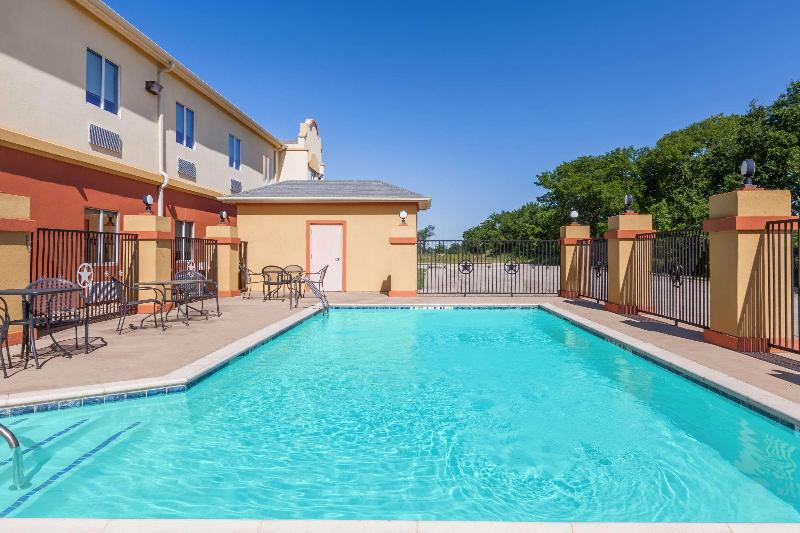 Days Inn & Suites by Wyndham Marquez - photo 12