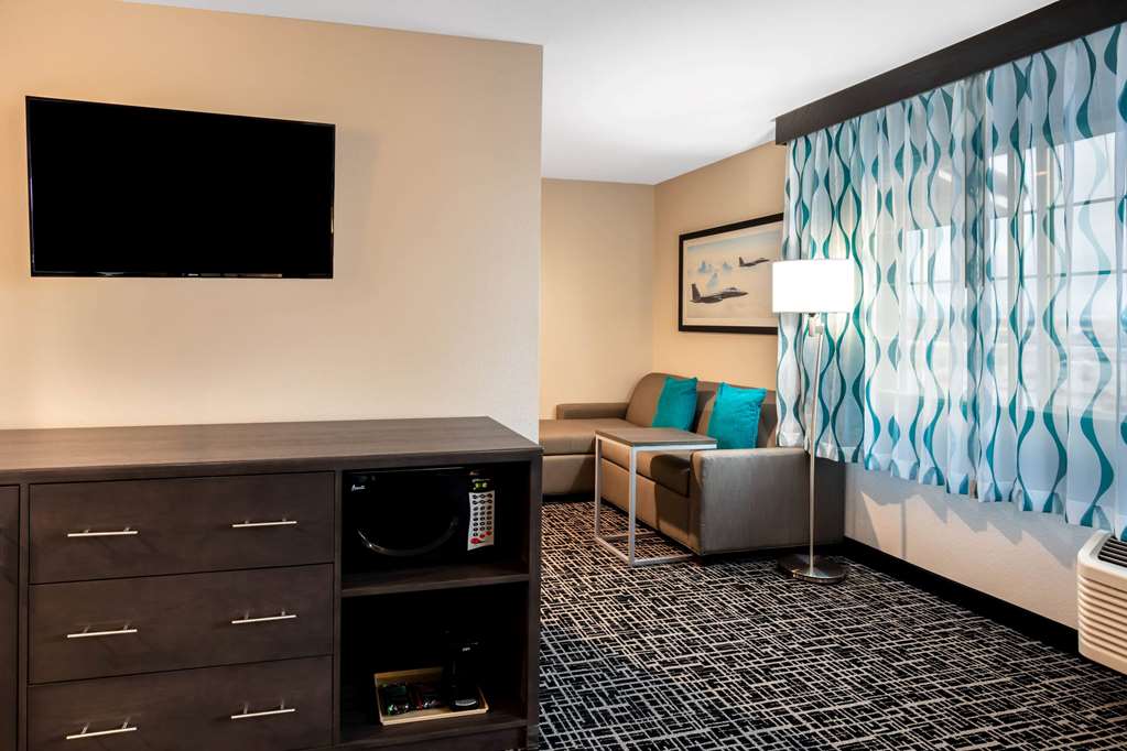 La Quinta Inn & Suites by Wyndham Las Vegas Nellis - photo 26
