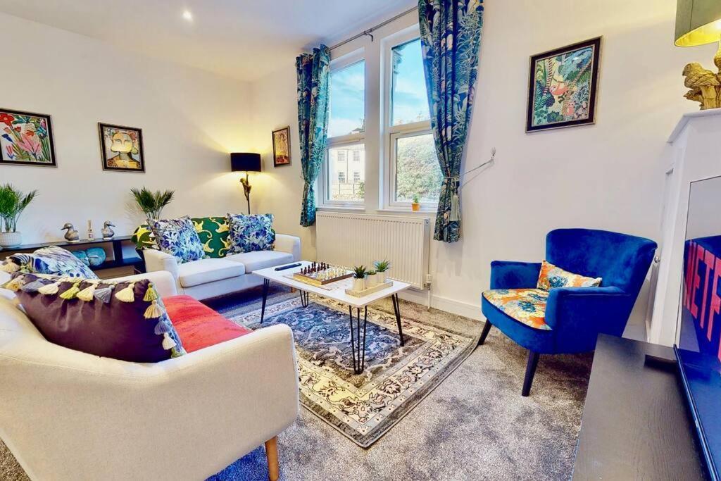 Funky 2 Bed Apartment in the Heart of Historic Rochester — 4-Star Luxury Hotel in Rochester, United Kingdom