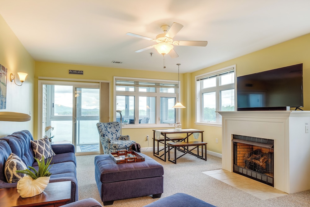 Lakefront Huddleston Condo with Community Pool — 4-Star Luxury Hotel in Lakes, United States