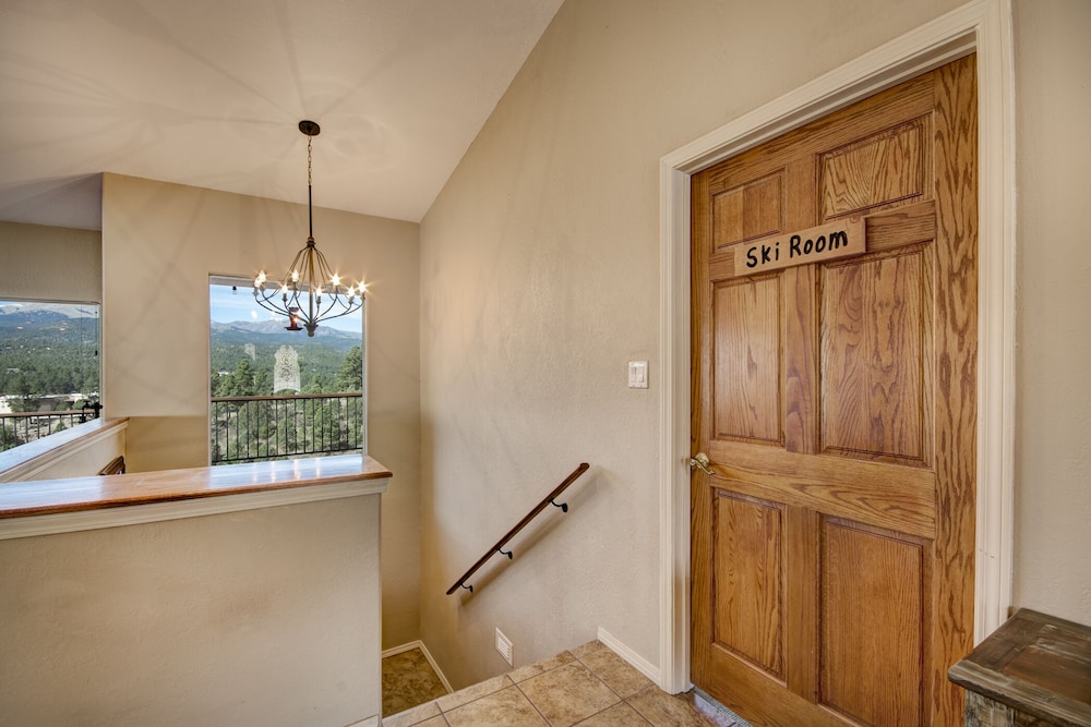 Southern Comfort Three Bedroom Cabin — 4-Star Luxury Hotel in Ruidoso, United States