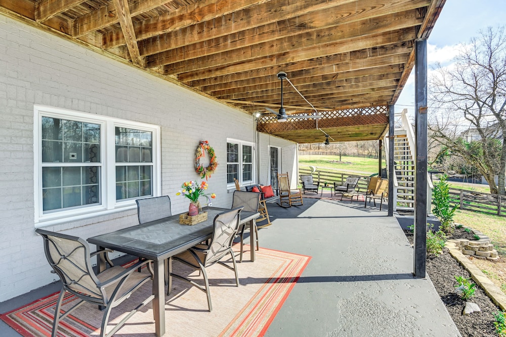 Rustic Cowboy Ranch Retreat: Stay Near Nashville — 4-Star Luxury Hotel in Antioch, United States