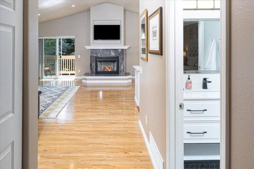 Contemporary Turnagain Townhome — Anchorage — photo 3
