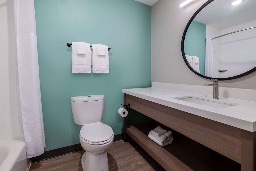 ECHO Suites Richmond West Extended Stay by Wyndham - photo 28