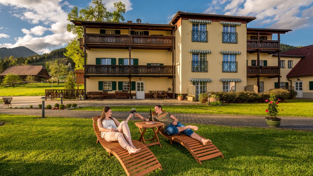 Ferienwohnungen Hotel Garni Dörflerwirt — hotel in Aflenz Kurort