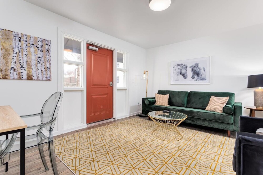 8 Bedrooms Comprised of 4 2BR Suites by Domio - photo 37