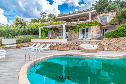 Prestigiosa Villa di Lusso con Vista Mozzafiato — 4-Star Luxury Hotel in Porto Cervo, Italy
