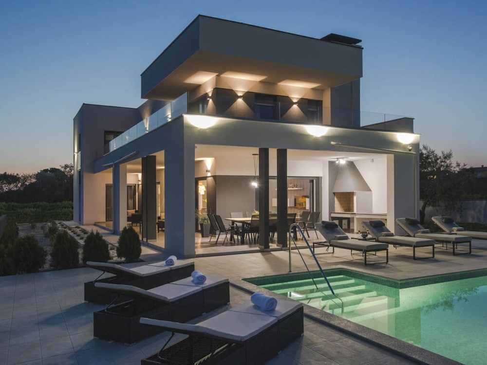 Villa Una in Pula with heated pool and whirlpool — 4-Star Luxury Hotel in Pula, Croatia