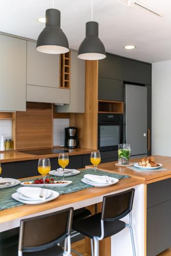 The Base Bright 2BR Near Old Town Walk to Beach