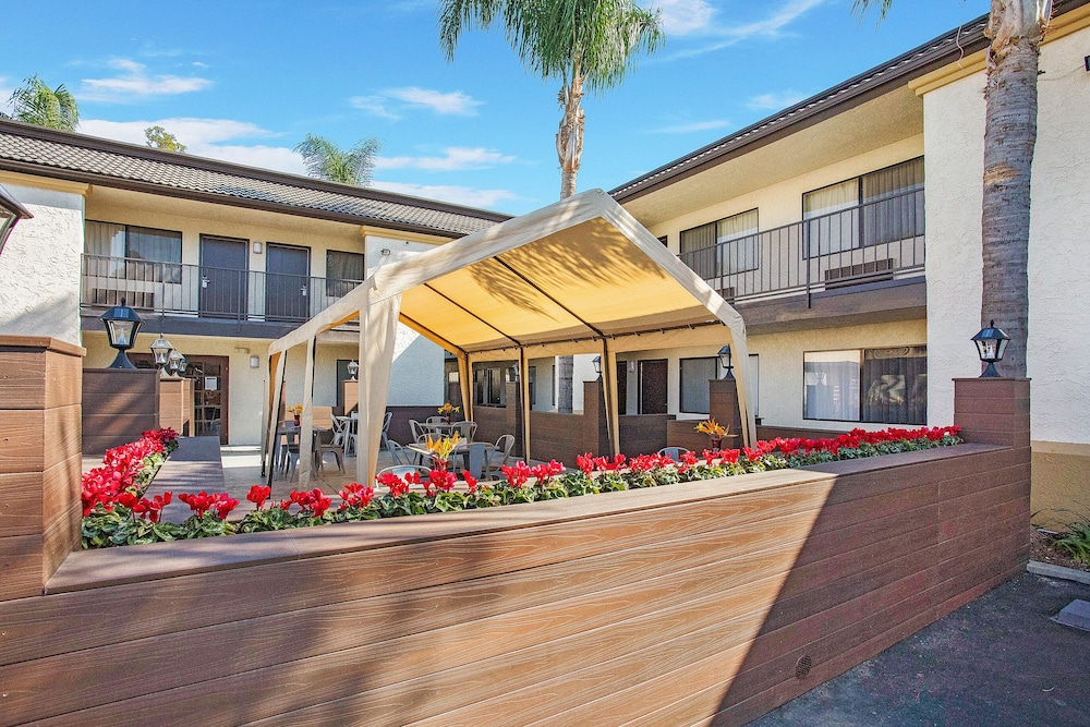 Stanford Inn & Suites Anaheim - photo 33