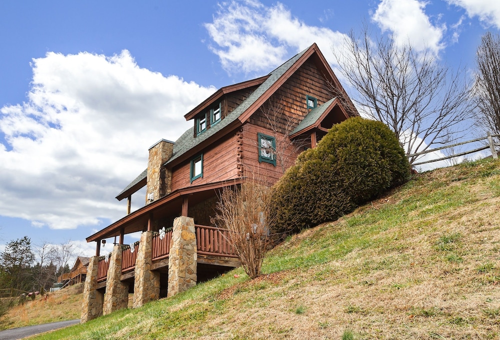 Something Extra 2 Bedroom Cabin by RedAwning — 4-Star Luxury Hotel in Sevierville, United States