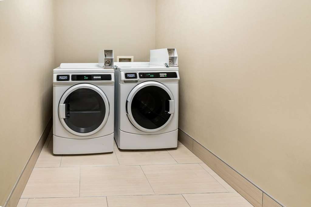 La Quinta Inn & Suites by Wyndham DFW Airport West Bedford - photo 30