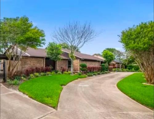 Gorgeous Texas Home — 4-Star Luxury Hotel in Duncanville, United States