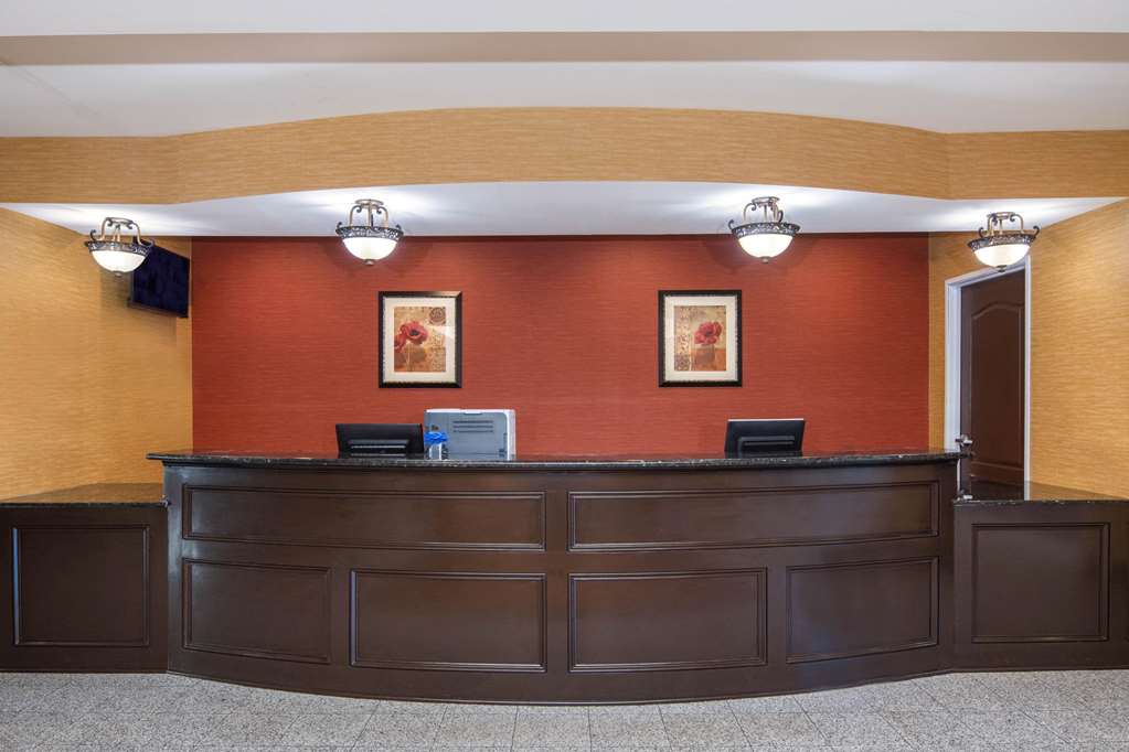 La Quinta Inn & Suites by Wyndham Atlanta Union City - photo 9