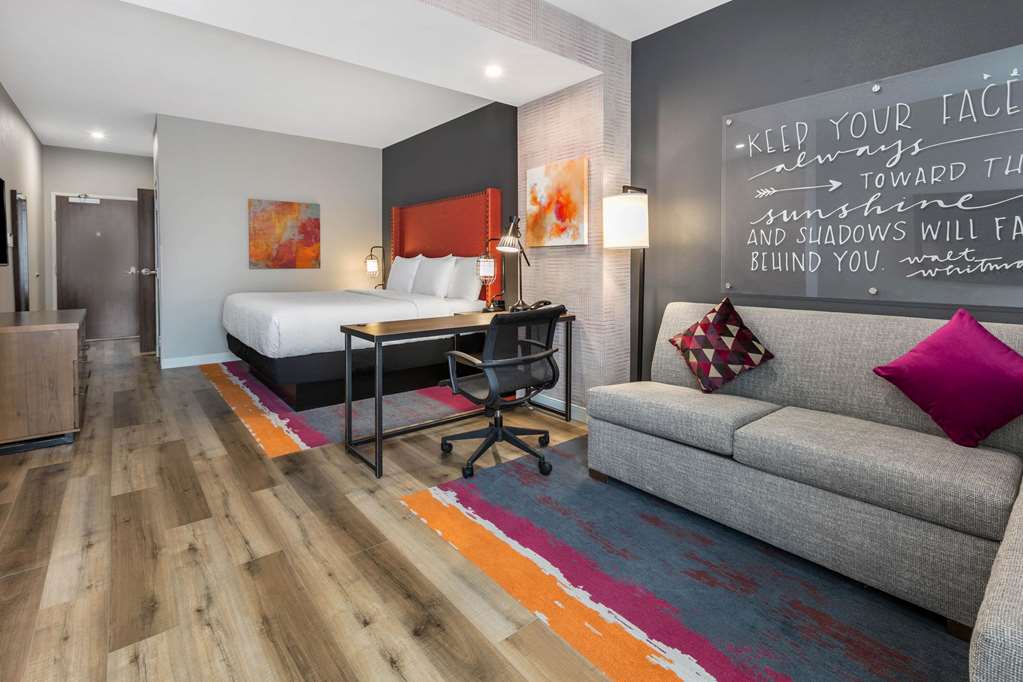 La Quinta Inn & Suites by Wyndham Lewisville - photo 38