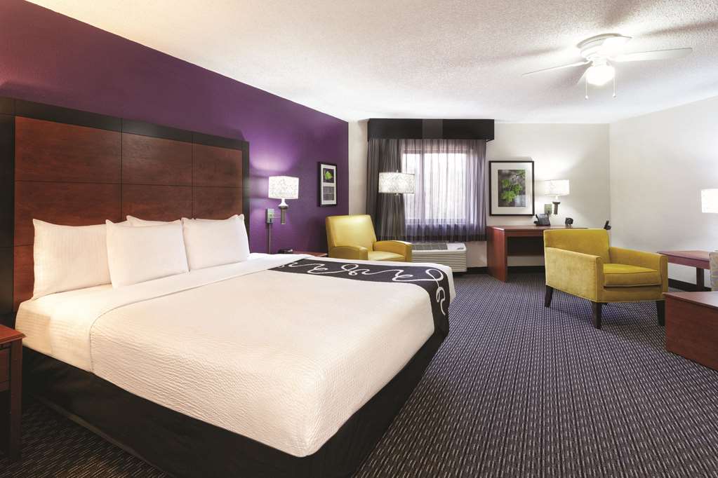 La Quinta Inn & Suites by Wyndham Miami Airport East - photo 20