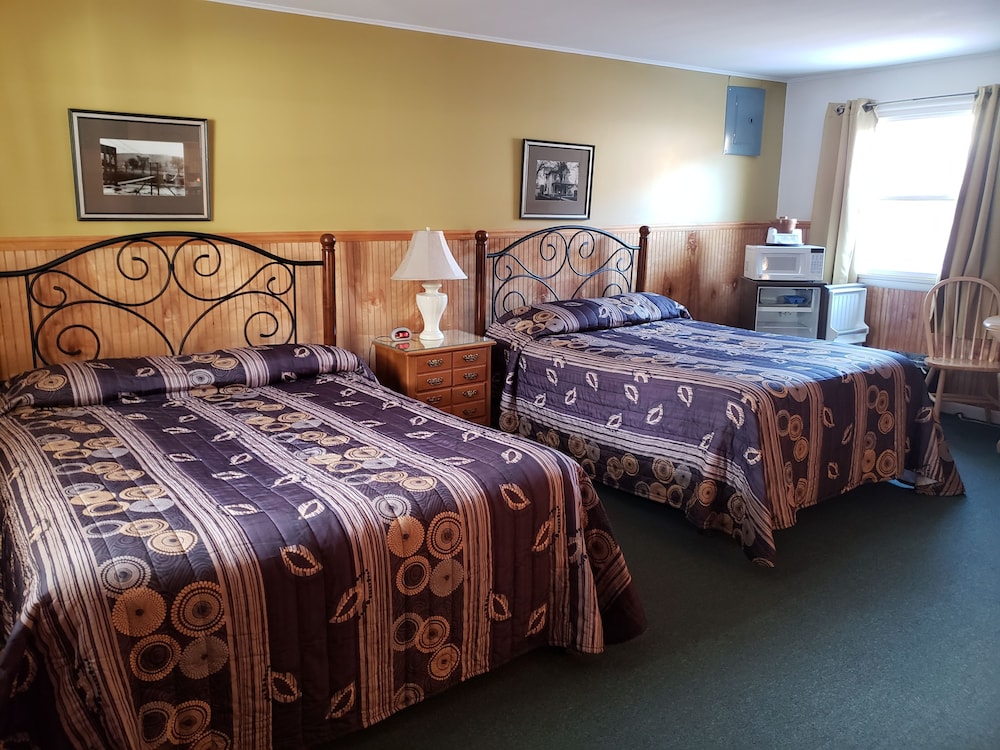 The Colonial Motel - photo 17
