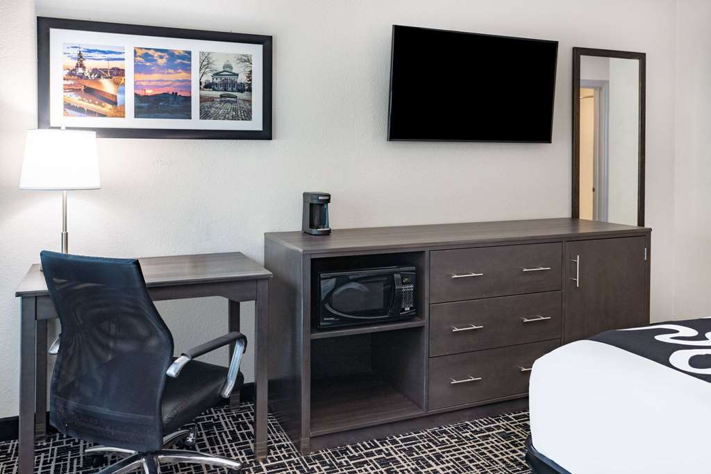 La Quinta Inn & Suites by Wyndham Norfolk - photo 21