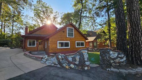 Knotty Pine Cabin with Artisan Stone Patio Walk to Bass Lake — 4-Star Luxury Hotel in Bass Lake, United States