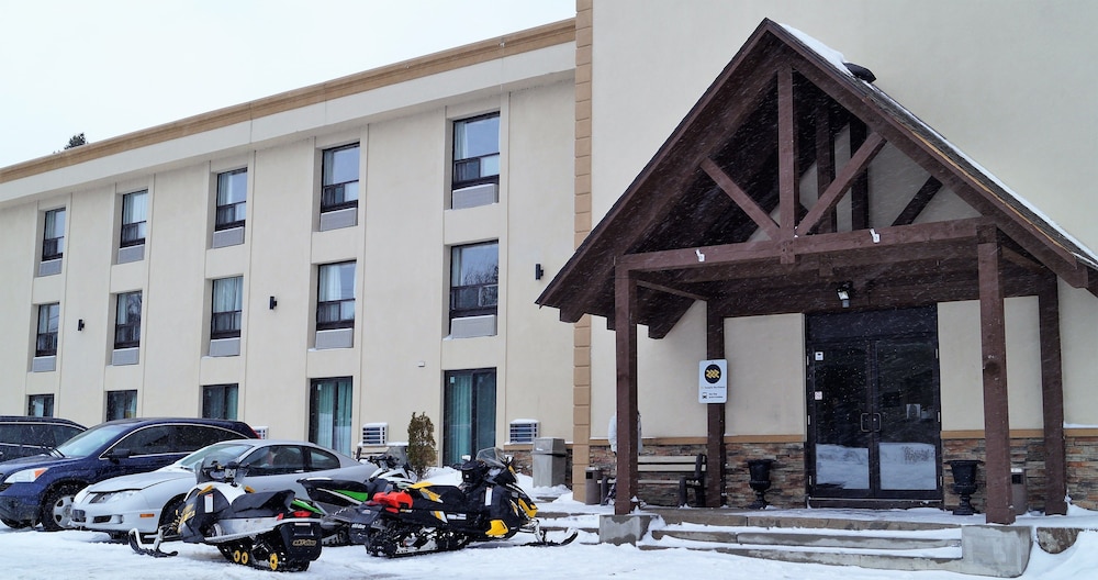 Red Maple inn and suites in Huntsville, Canada