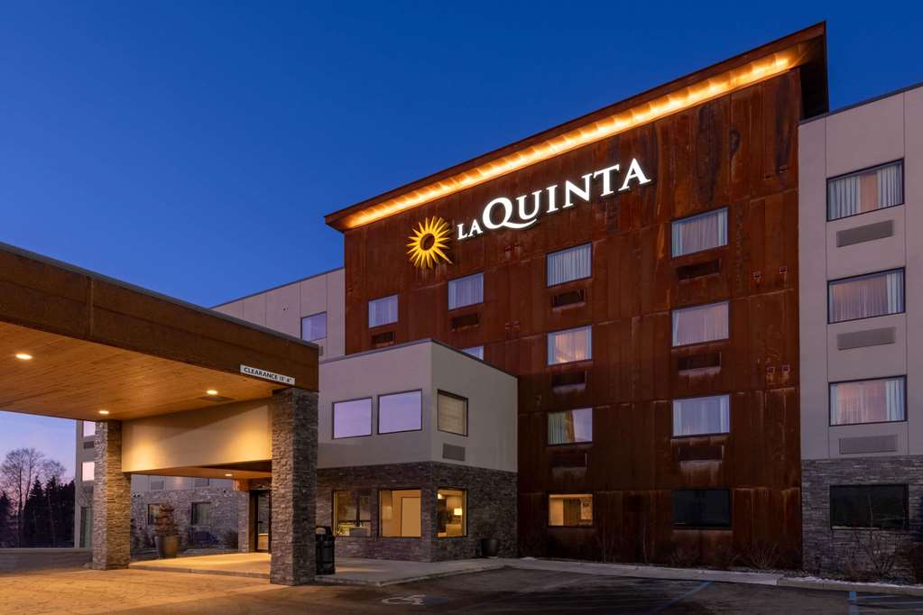 La Quinta Inn & Suites by Wyndham Anchorage Airport - photo 3